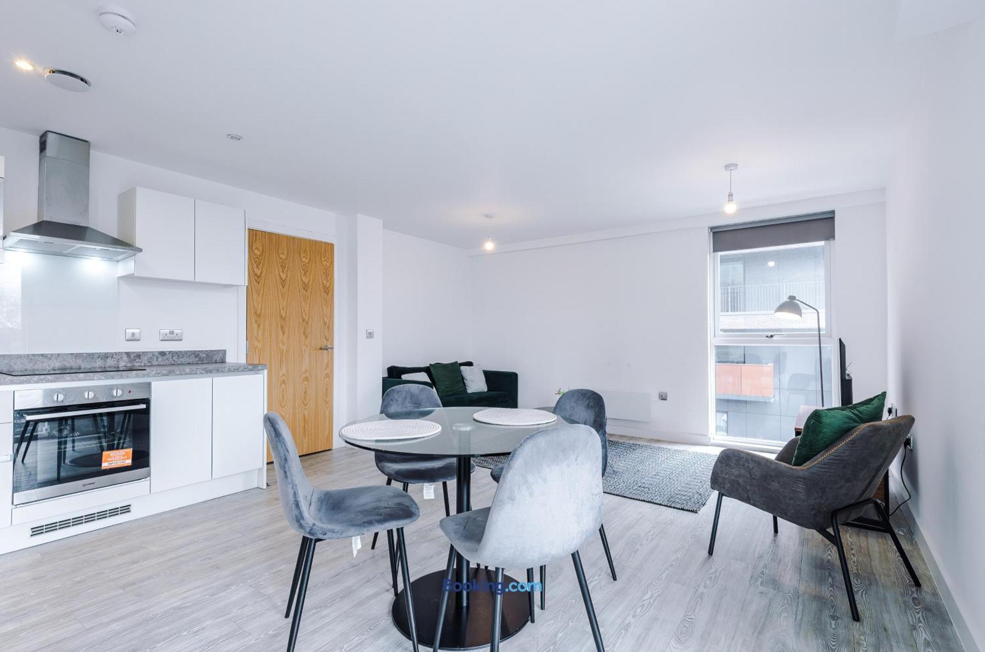 Modern 2 Bed Apartment With Balcony By Host A Home Manchester Exterior foto